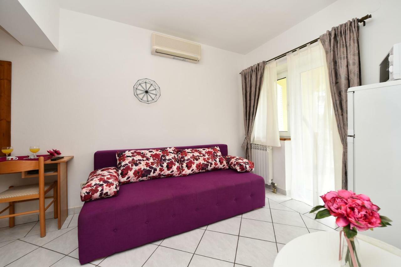 Villa Nela เพทรอซาเน ภายนอก รูปภาพ