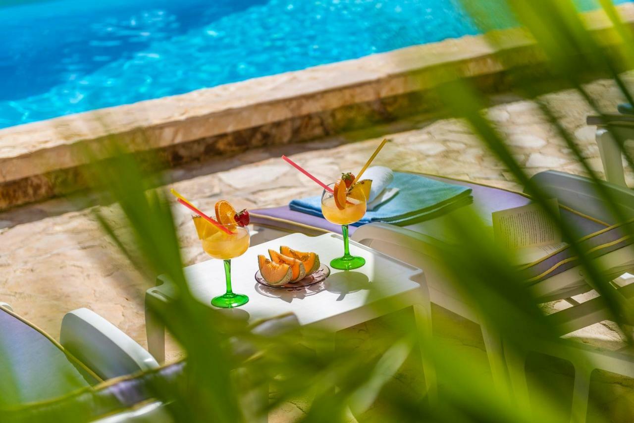 Villa Nela เพทรอซาเน ภายนอก รูปภาพ