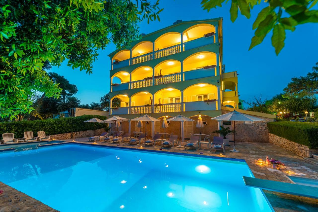Villa Nela เพทรอซาเน ภายนอก รูปภาพ
