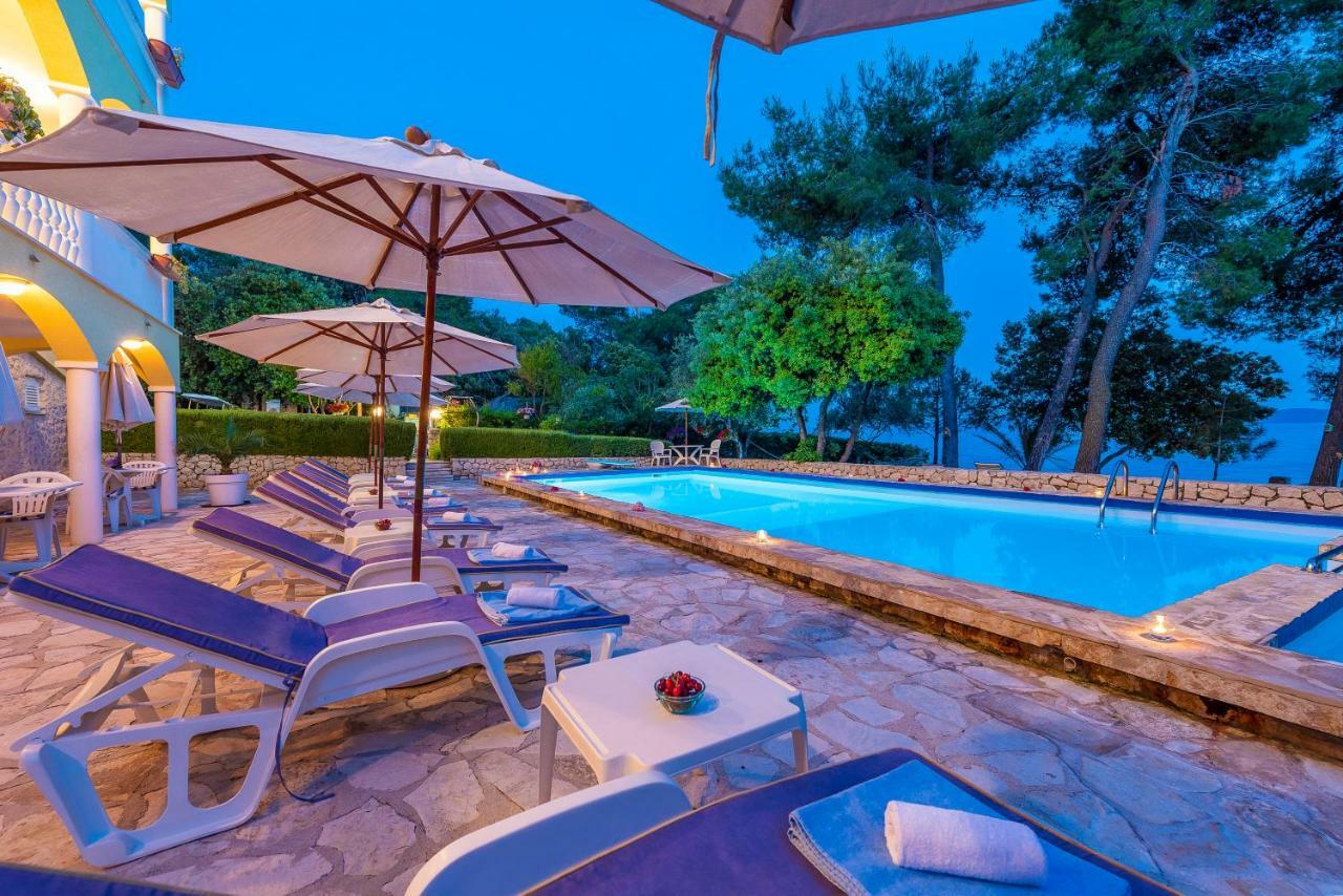 Villa Nela เพทรอซาเน ภายนอก รูปภาพ