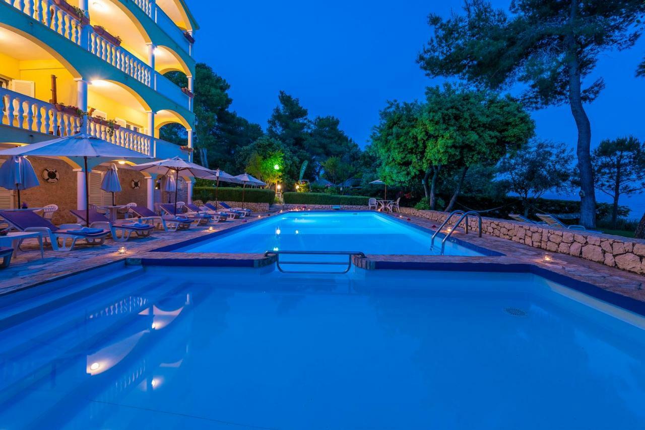 Villa Nela เพทรอซาเน ภายนอก รูปภาพ
