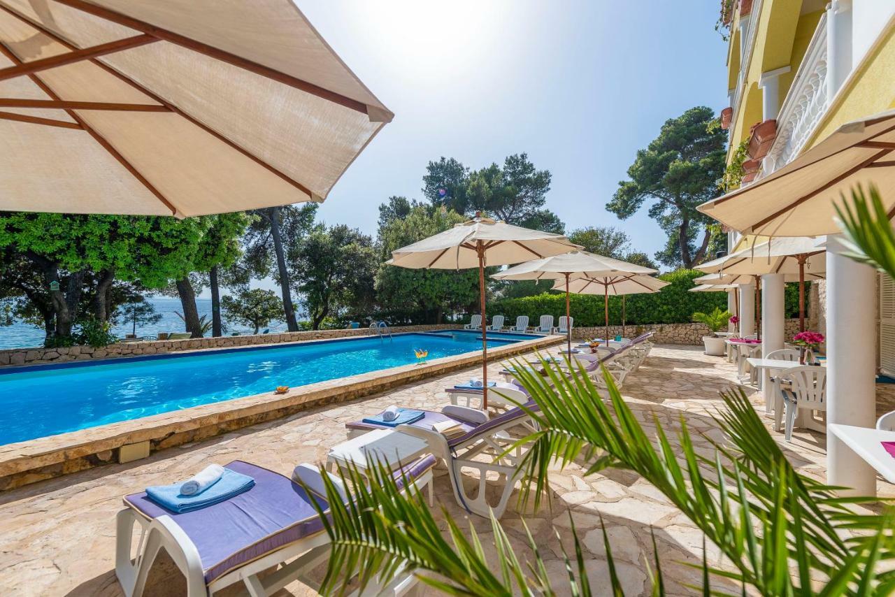 Villa Nela เพทรอซาเน ภายนอก รูปภาพ