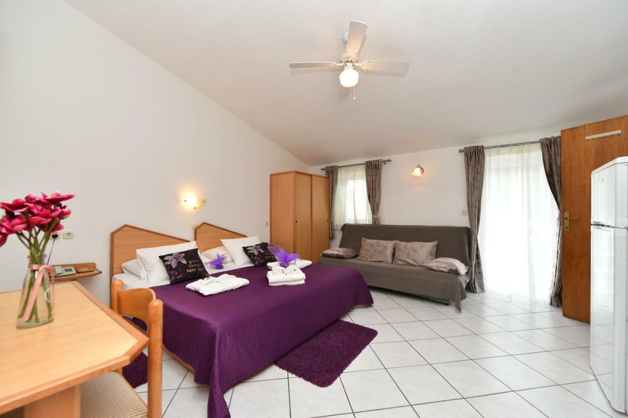 Villa Nela เพทรอซาเน ภายนอก รูปภาพ